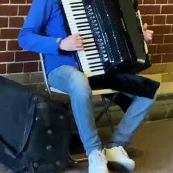 We reckon his entertainment was worth a few € in the hat. At the Rijksmuseum.