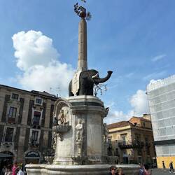 Elefantenbrunnen aus Lava und Mamor