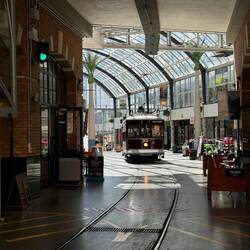 Die Tram Four mit der alten Tramlinie in mitten durch die Stadt