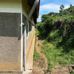 Die Fallrohre sind nun auch an der Regenrinne.