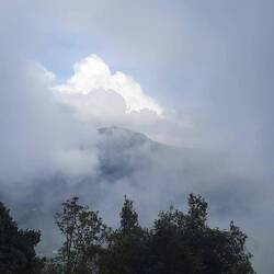 Berge und/von Wolken.