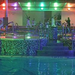 Glow-Party auf dem Pooldeck
