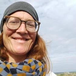 Lesen am Strand, während die Jungs Mittagsschlaf machen