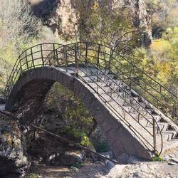 Alte Steinbrücke in Geghard