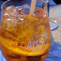 Schön Aperol am Hafen.10€ pro Glas ist sportlich.