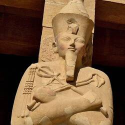 Hatschepsut mit Pharaonenbart als Zeichen der Macht