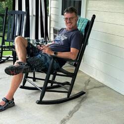 so saß man dort auf der Terrasse. Ein Schaukelstuhl. das war echt eine Offenbarung!