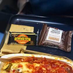 Dazu: cheddar+ cracker (6/10⭐️) und Trüffel-Brownie (8/10⭐️)