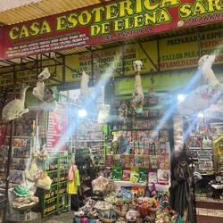 Die Föten der Lamas hängen am Hexenmarkt überall herum 🤯