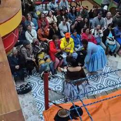 Die beste Zuschauerin der Show im roten Outfit 😂