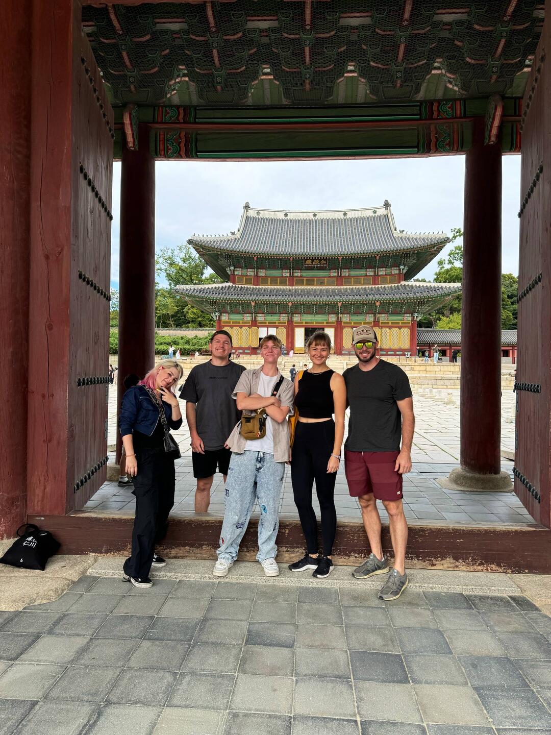 Rebecca (🇩🇪), Franco (🇨🇱), George (🇬🇧) und John (🇺🇸)