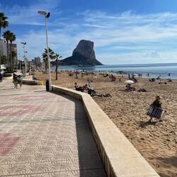 Strand von Calpe mit dem markanten Penyal d'Ifac
