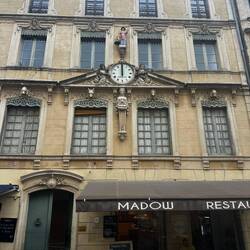 Clock opposite Hôtel de Ville