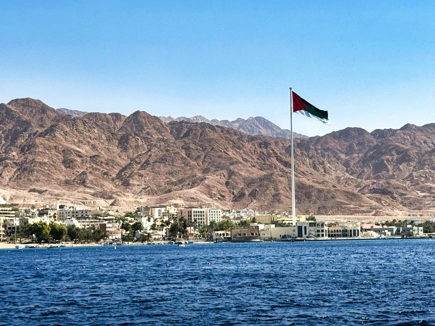 Blick vom Meer auf Aqaba mit dem 130m hohen Fahnenmast