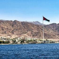 Blick vom Meer auf Aqaba mit dem 130m hohen Fahnenmast