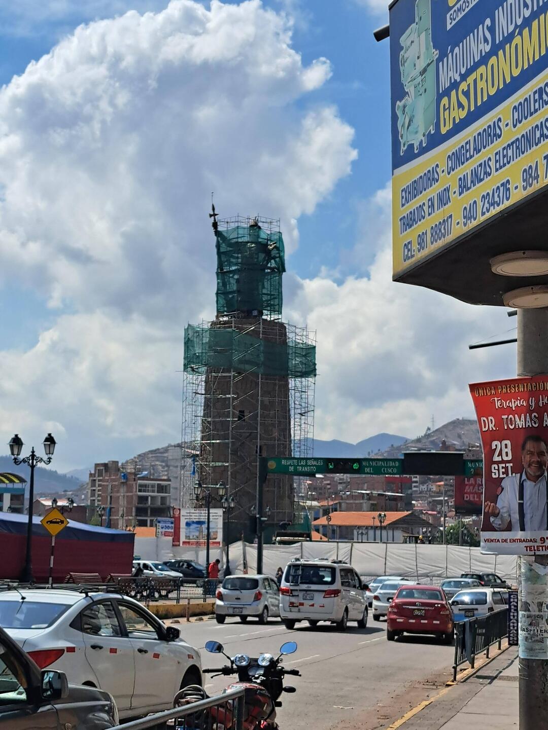 Monumento Inca Pachacutec (wird renoviert) in der Nähe des Busunternehmens
