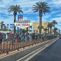 Lieber mit Wolke dran vorbeifahren als uns in die Schlange zu stellen für ein Foto