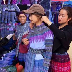 Unter dem kritischen Blick der Mutter wird anprobiert