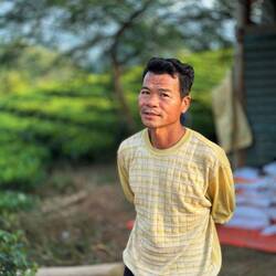 Binh, der Meister des Purple Rain Tees...