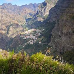 Die Landschaft erinnert an Peru und die Anden...