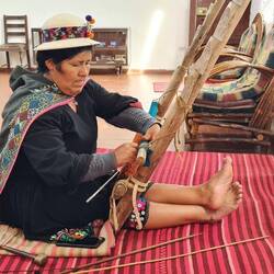 Ein Tuch (1m×1,40m) braucht 6 Monate täglicher Arbeit.