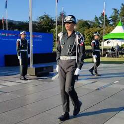 10:00 Uhr & 16:00 Uhr wird die UN-Flagge auf- & abgenommen