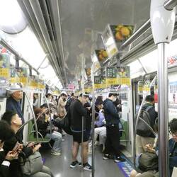 Jeder ist mit seinem Handy beschäftigt