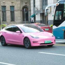 Rosa scheint hier grad schwer in zu sein als Farbe fürs Auto