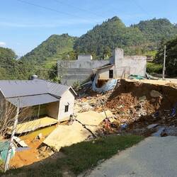 Dieses Haus ist einfach als Ganzes 20 Meter tiefer gelandet..