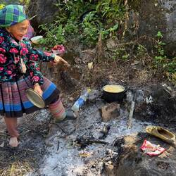 Sie zeigt wo sie kocht