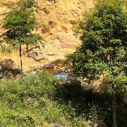 Hier unter dem Felsvorsprung soll sie schlafen...