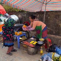 Mit unserem Geld kauft sie zu Essen...
