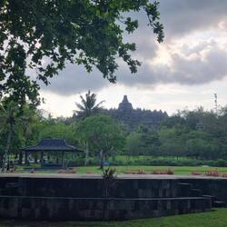 Noch auf der Ferne - der Borobudur Tempel.