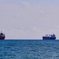 Riesige Frachter liegen auf Reede!