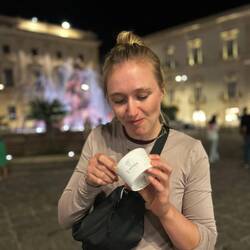 Bauch voll von Vorspeise und Pizza, aber Eis muss sein