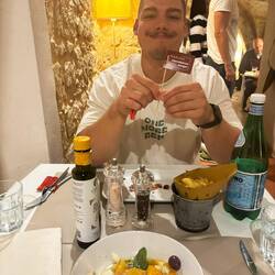 19:42 Uhr wird der Salatteller gierig beäugt ;)