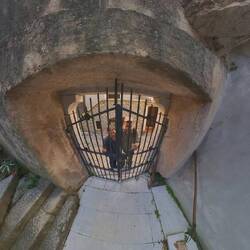 Mistgabel und paar Stöcke liegen schon bereit für die Gitter-Rüttler