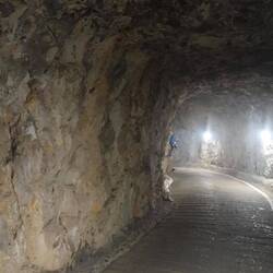 Der Tunnel der großen Belagerung Ende des 18. Jh. erstreckt sich durch die halbe Felswand entlang