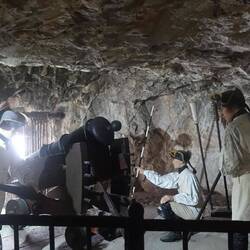 Zwischen drin gibt es immer wieder Schießcharten mit Kanonen