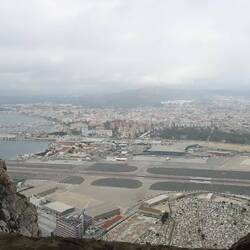 Aus eines solchen Schießlöchers kann man gut den Flughafen sehen