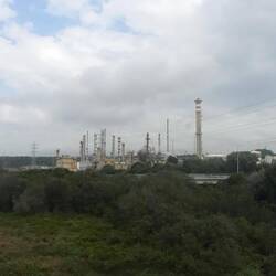 Vorbei an Industrie und Feuchtgebieten