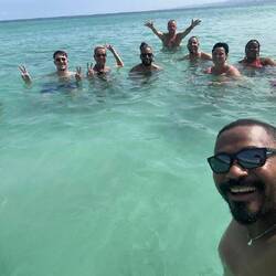 Geburtstagsgruppe im Meer