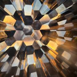 Blick durch eines der Prismen