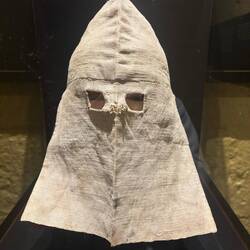 Eine solche Silence Mask wurde getragen, sobald der Gefangene seine Zelle verließ