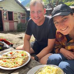 Frühes Mittag, es gibt Pizza und Pasta. Es wird von den km her betrachtet der längste Tag werden.