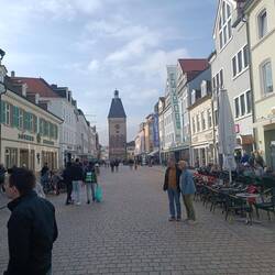 Den Dom im Rücken die Hauptstraße entlang