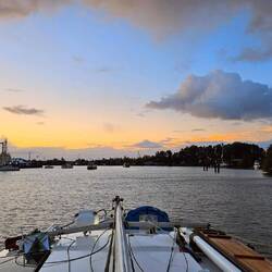 Warten vor der Seeschleuse Leer