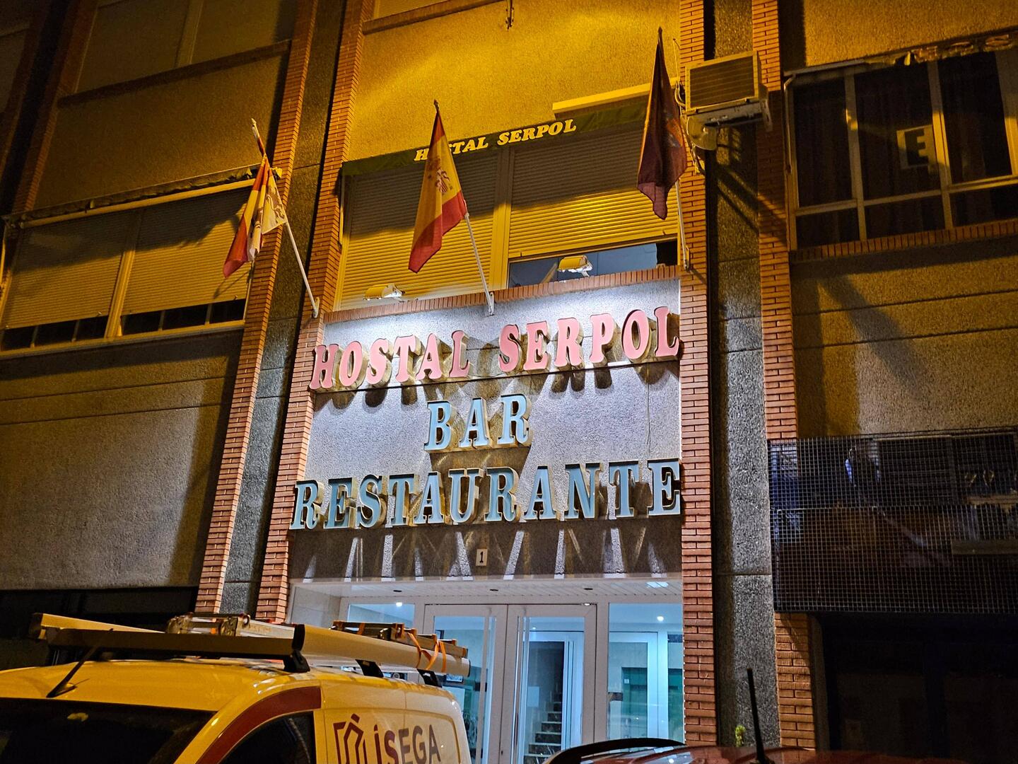 Het hotel gedag zwaaien.