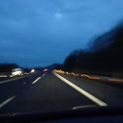 Door een haag van lichtjes rijden.