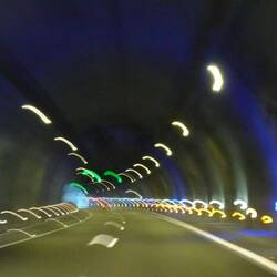 In een lange tunnel.